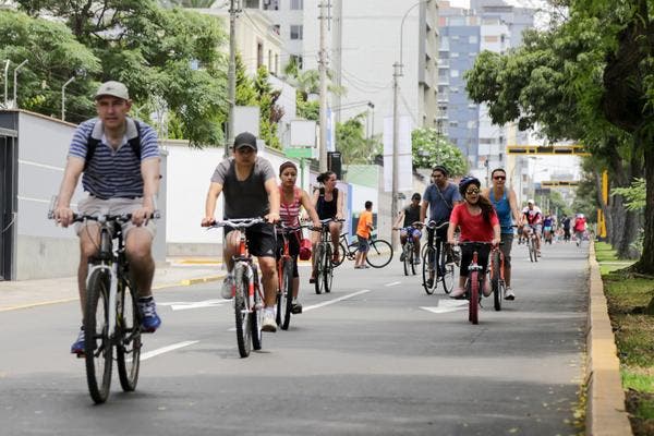 Celebran día mundial de la bicicleta en Lima con caravanas y deporte
