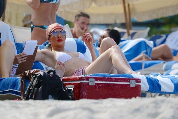 Jennifer Lopez presume sus curvas en las playas de Miami