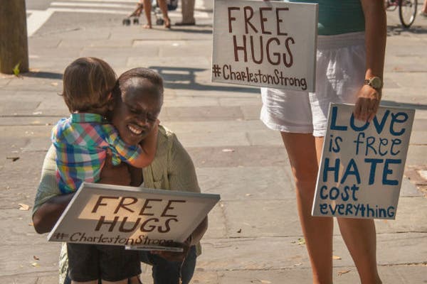 El abrazo entre un niño blanco y una mujer negra conmueve a todo EE.UU.