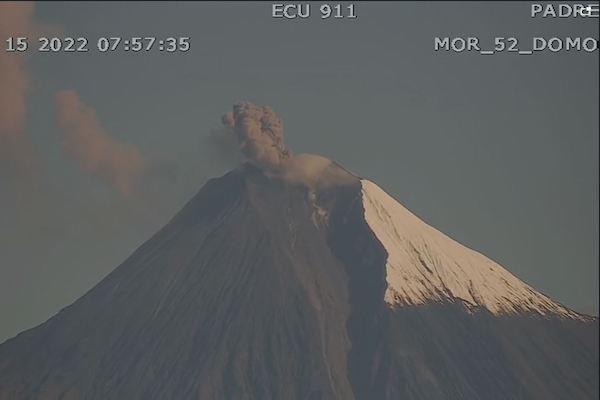 Advierten posible caída de ceniza del volcán Sangay en cinco provincias de Ecuador