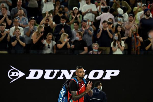 $!El público aplaudiendo al tenista australiano Nick Kyrgios. Foto: EFE