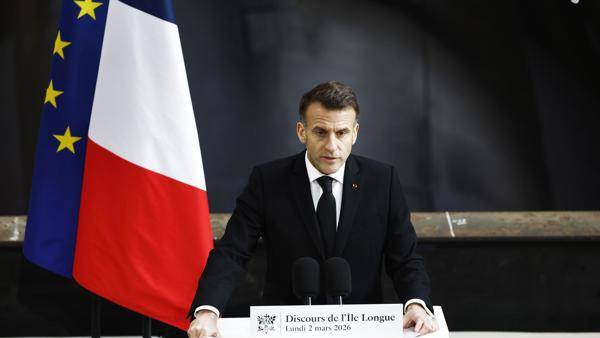 El presidente francés, Emmanuel Macron, pronuncia un discurso junto al submarino 'Le Temeraire' (El Temerario) en la base naval de submarinos nucleares de Ile Longue en Crozon, cerca de Brest, Francia, el 2 de marzo de 2026.