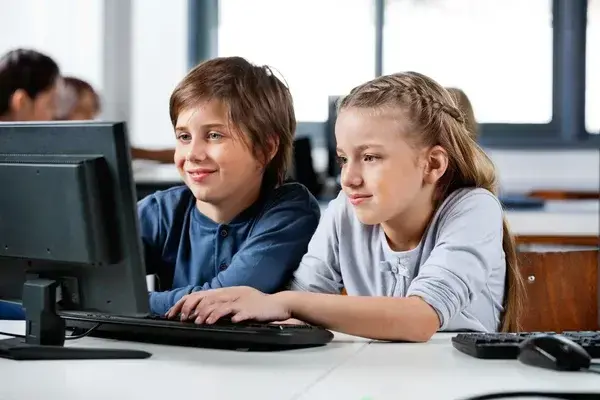 Las razones por las que Noruega ha prohibido la inteligencia artificial dentro de las aulas para los niños de 6 a 13 años