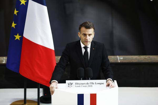 El presidente francés, Emmanuel Macron, pronuncia un discurso junto al submarino 'Le Temeraire' (El Temerario) en la base naval de submarinos nucleares de Ile Longue en Crozon, cerca de Brest, Francia, el 2 de marzo de 2026.