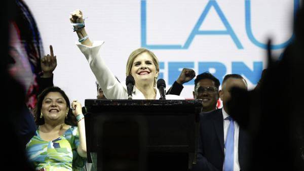AME1033. SAN JOSÉ (COSTA RICA), 01/02/2026.- La candidata derechista del Partido Pueblo Soberano Laura Fernández celebra este domingo, en San José (Costa Rica).