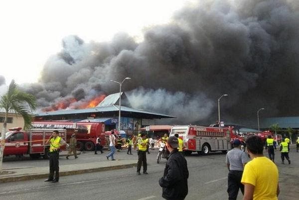 Una hornilla encendida habría provocado incendio en mercado de Guayaquil