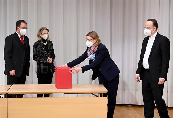 $!Abogados del gabinete Westpfahl Spilker Wastl entregando el reporte a representantes de la Arquidiócesis de Munich-Freising. Foto: EFE