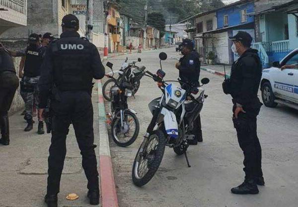 Temor en Esmeraldas: Locales comerciales cerraron por el sepelio de dos hombres asesinados