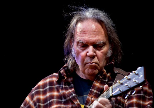 Neil Young retira toda su música de streaming