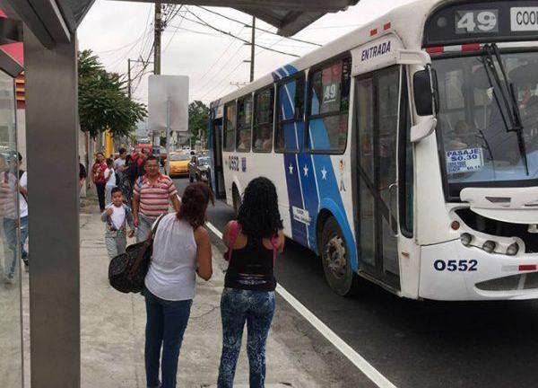 El Gobierno se comprometió a llevar a cabo una reunión entre el Tabacchi, el alcalde electo de Guayaquil, Aquiles Álvarez, y el sector de transportistas el próximo 5 de abril.
