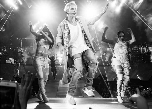 Justin Bieber sufre una repentina caída durante concierto