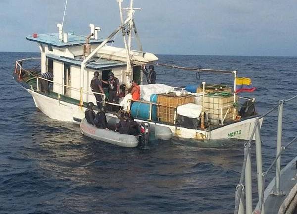 Armada Nacional detiene embarcación con mercadería de contrabando