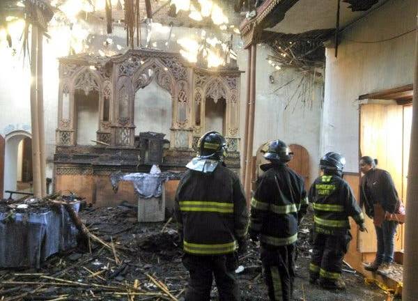 Incendio afecta iglesia patrimonial de Quito