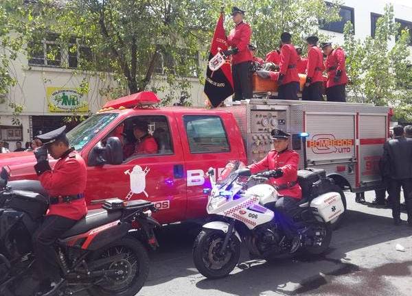 Cortejo fúnebre despide a los bomberos fallecidos en Quito