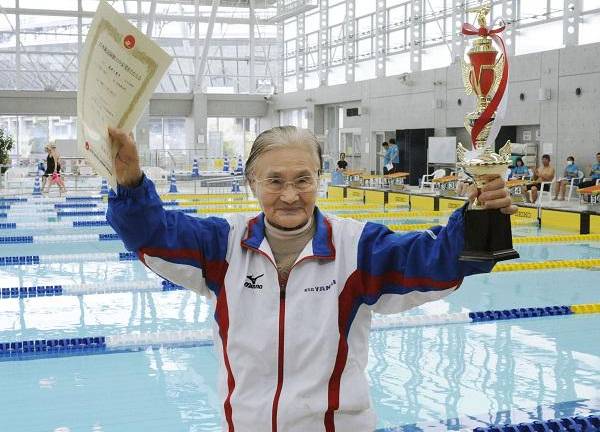 Mieko Nagaoka, la japonesa centenaria bate récord mundial de natación