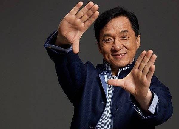 Jackie Chan dice que su hijo mejoró en la cárcel y bromea con su vuelta