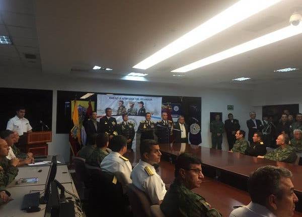 Correa cesa al alto mando militar
