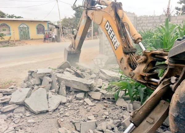 16 casas fueron derribadas en Durán por desalojo del Municipio