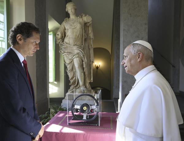 $!En la audiencia privada, Elkann también entregó al papa León XIV el volante del vehículo deportivo.