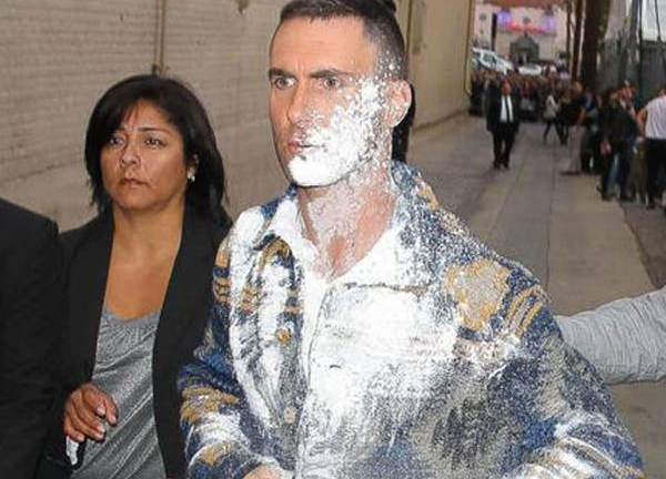 Adam Levine, atacado por un fanático con una bolsa de azúcar