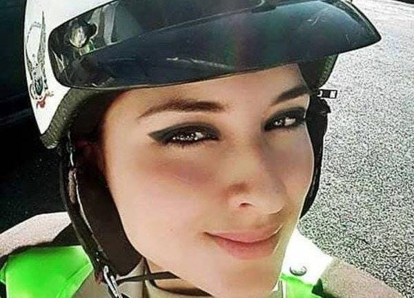 &#039;Selfie&#039; de una policía ecuatoriana crea polémica en redes