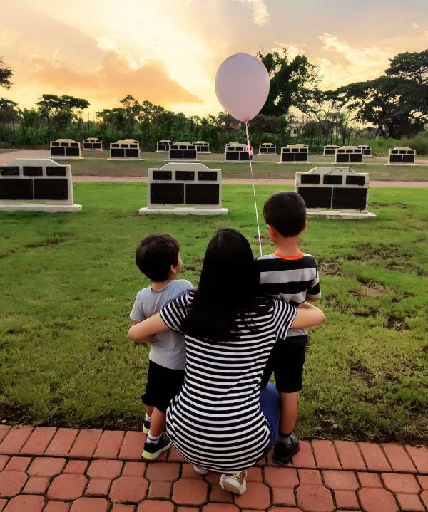 $!Miriam Suquilanda junto a sus hijos visitan la tumba de su hermanita Emma.