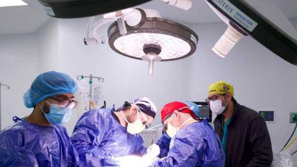 Equipo de médicos especialistas del Hospital de Especialidades Alfredo Paulson realizan un trasplante de órgano.