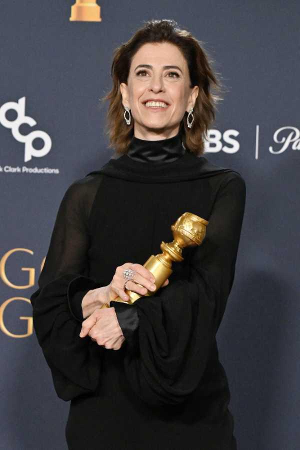 $!La actriz brasileña Fernanda Torres posa con el Golden Globe a la Mejor Actuación Femenina en una Película - Drama por I'm Still Here. Ayer se anunció que estaba nominada a los premios Óscar.
