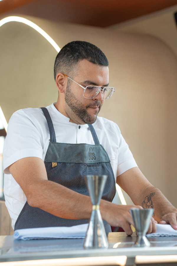 $!Imagen del chef Luis Maldonado realizando una preparación en el restaurante Bos.