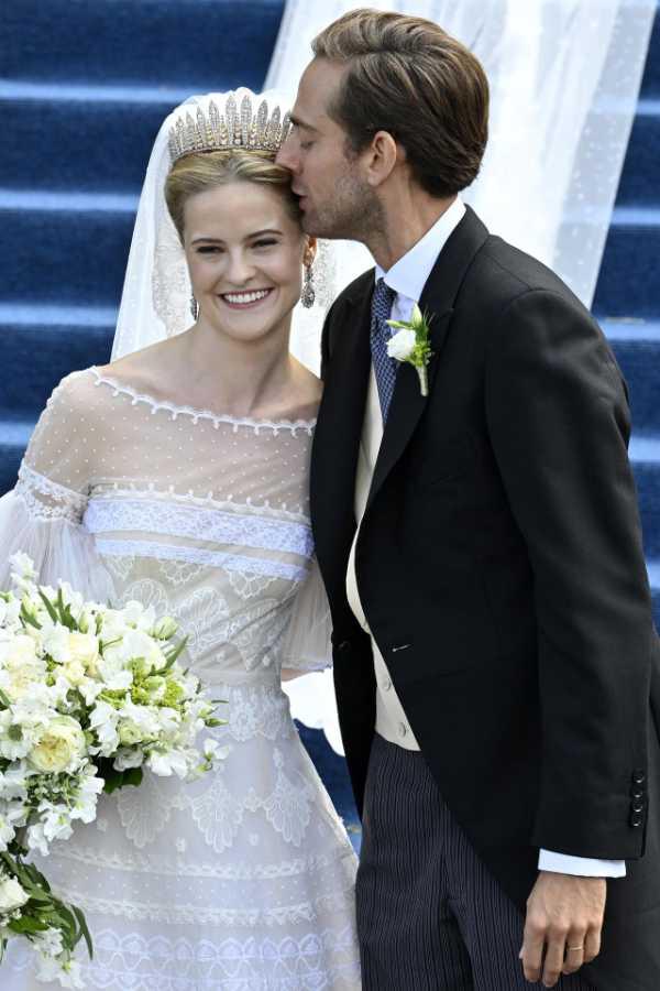 $!Detalles como las mangas plisadas y el tul con transparencias dieron un aire etéreo al vestido.