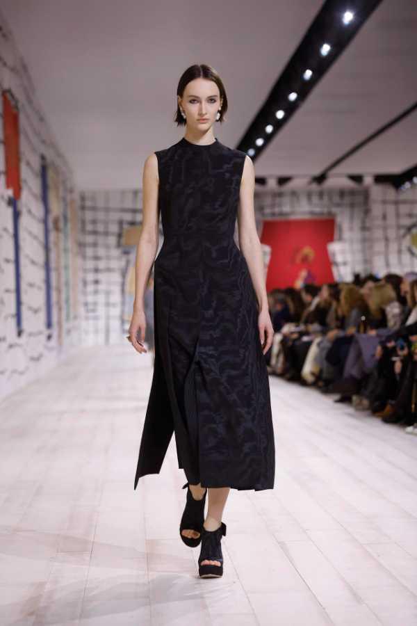 $!Modelo presenta una creación de la colección de Alta Costura Primavera/Verano 2024 de Dior.