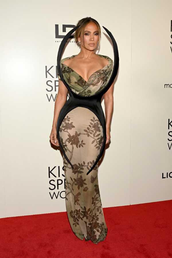 $!JLo confesó que ha encontrado paz gracias al autoconocimiento y la terapia.