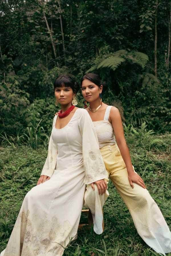 $!Foto de Helena Gualinga junto a su hermana Nina, quien también es una activista ambiental