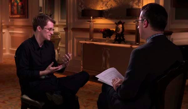 El comediante John Oliver entrevistó a Edward Snowden