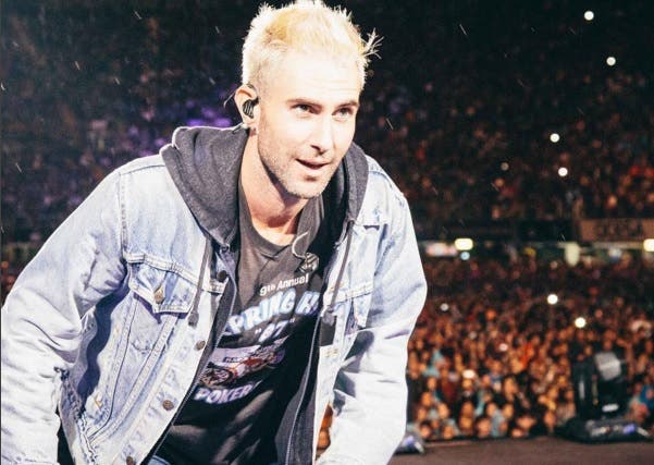 Adam Levine confirma en redes el embarazo de su esposa