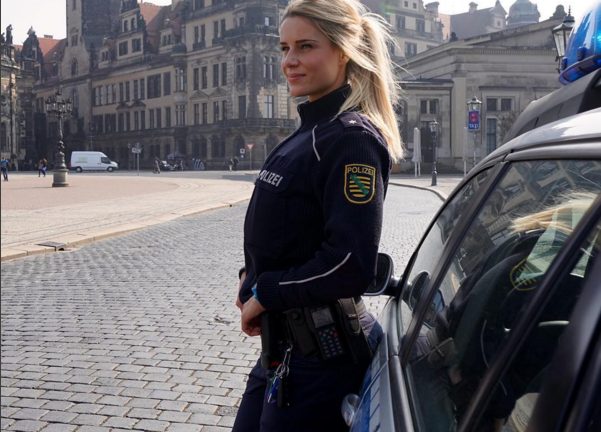 La sexy policía alemana que se vuelve viral en Internet