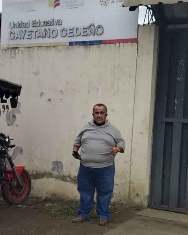 $!‘Carameléate’ se transporta a la escuela en su tricimoto, adaptada para repartir botellones de agua.