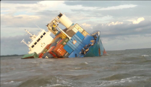 Barco &quot;Bartolomé&quot;, con víveres para Galápagos, se varó en Posorja