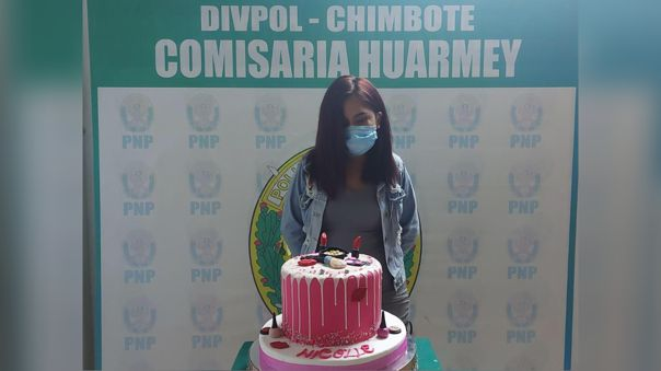 La viral foto de una joven que fue arrestada junto a su pastel de cumpleaños tras organizar fiesta en pandemia