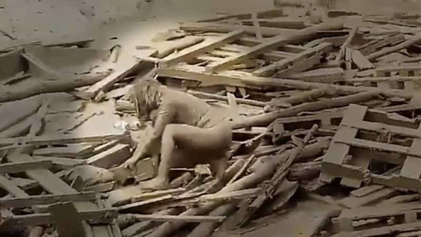 Mujer se convierte en símbolo del drama por las lluvias en Perú