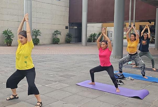 $!Ciudadanos realizan clases gratuitas de yoga.