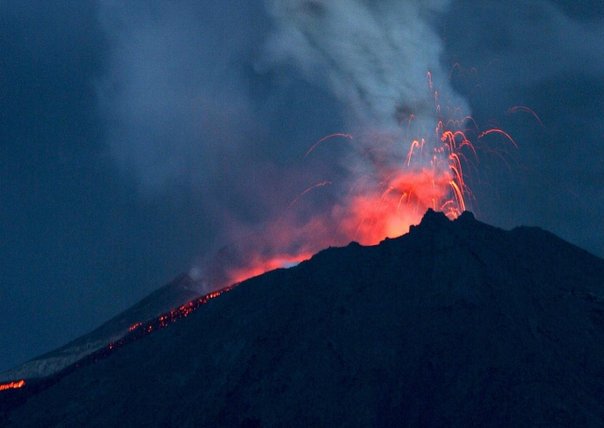 Incandescencia a nivel del cráter del volcán Reventador