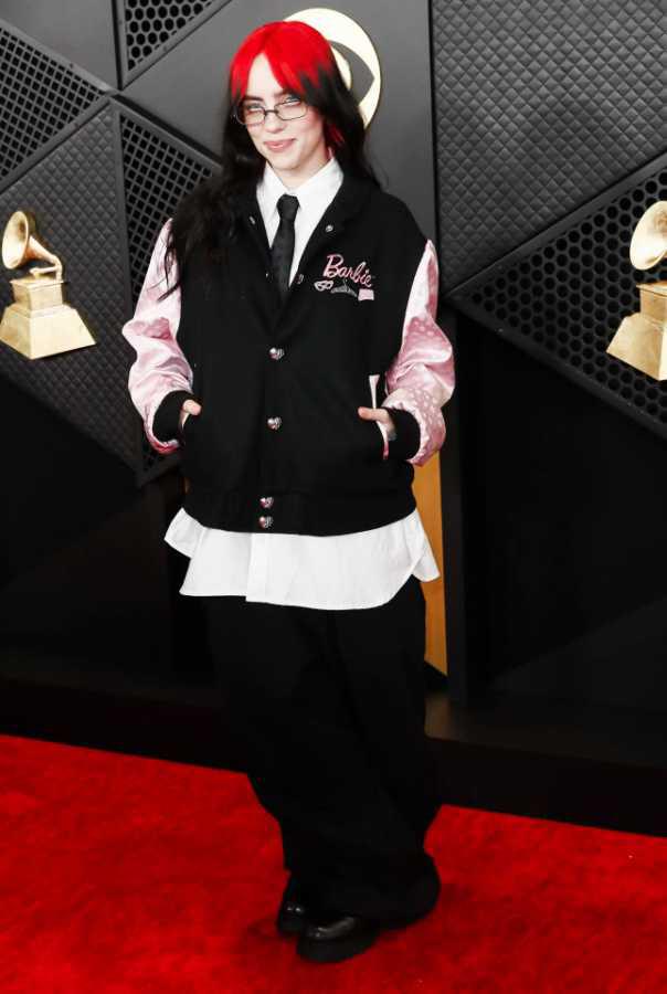 $!La cantante Billie Eilish luce una chaqueta rosa con negro que hace alusión a la película Barbie.