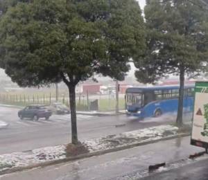 Vista de una calle del sur de Quito con granizo.