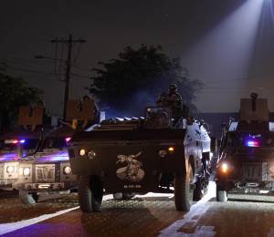 Fotografía que muestra un despliegue militar durante un toque de queda previo, en mayo del 2026.