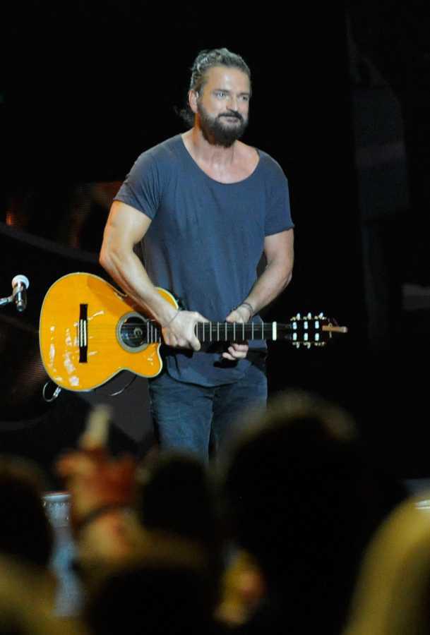 $!Ricardo Arjona usó la guitarra de Momoa durante un concierto en el Madison Square Garden.
