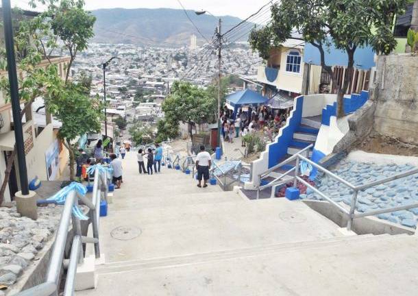 Construcción de escalinatas agiliza mejoramiento del sector Mapasingue
