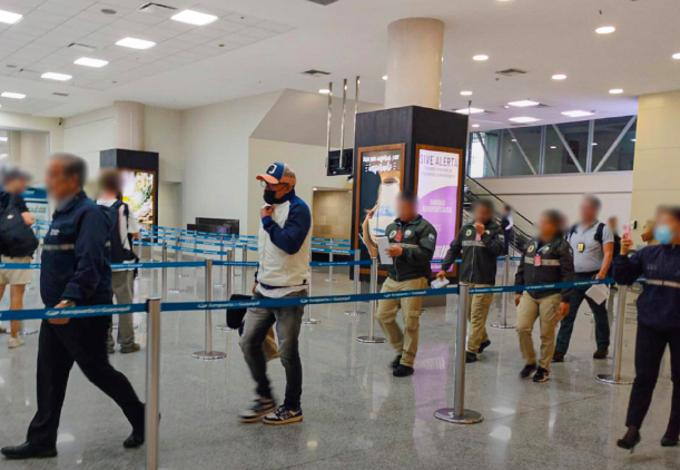 $!Así arribó el exalcalde Dalton Narváez al aeropuerto de Guayaquil tras su captura. Lo custodiaban agentes de inmigración de Ecuador.