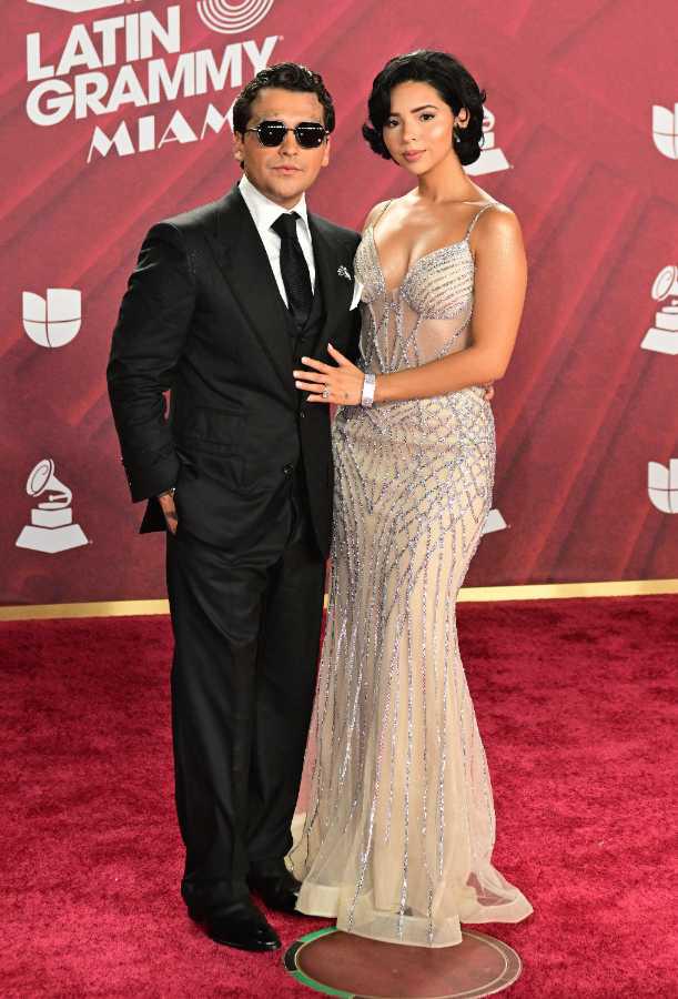 $!La polémica involucra a una violinista del equipo del cantante, cuyo comportamiento en el escenario fue analizado por internautas.