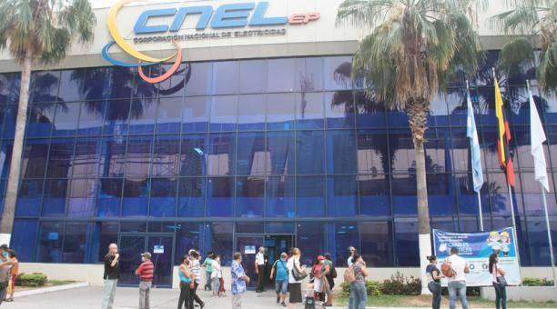 Exfuncionaria de CNEL desvió dinero de la institución a la cuenta de una tía; fue condenada por peculado